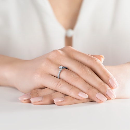 Pierścionek zaręczynowy Share Your Love: czarne złoto, diament